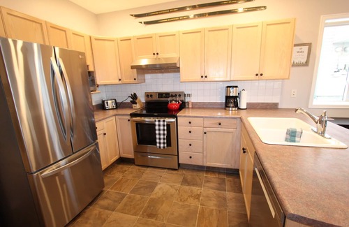 Silver Star Mountain Apartment | Pet-Friendly Suite with Hot Tub & Alpine Access - Rated 9.8