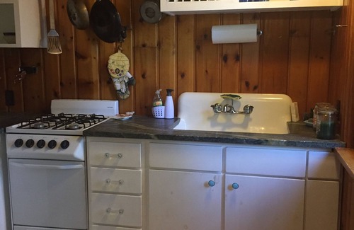 Bigfork Cabin | Inviting Guest Cabin by River & Lake with Pet-Friendly Perks