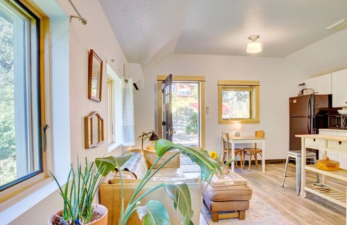 White Salmon House | Inviting Guest Home with Kitchen in Downtown White Salmon