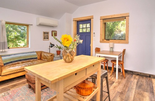 White Salmon House | Inviting Guest Home with Kitchen in Downtown White Salmon
