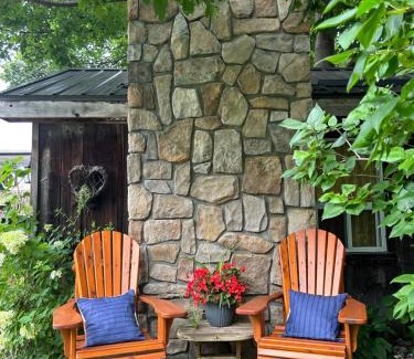 Nottawa House | Inviting Guest House, Steps from Wasaga Beach & Blue Mountain