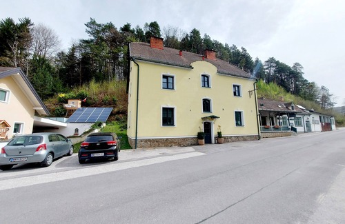 Klingfurth Apartment | Inviting Guest Suite with Pool, Spa & Delicious Breakfast
