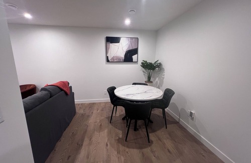 Tuscany House | Cozy guest suite, walking trails, mins from Canada Olympic Park & Banff