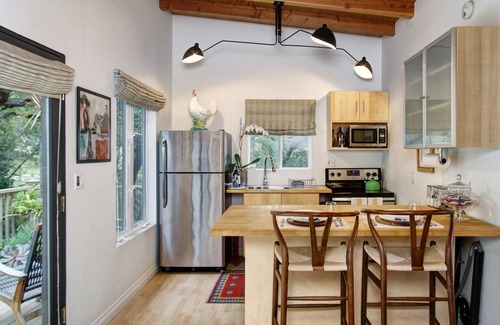 Mount Wilson Cottage | Inviting Urban Retreat with Spa and Ocean View