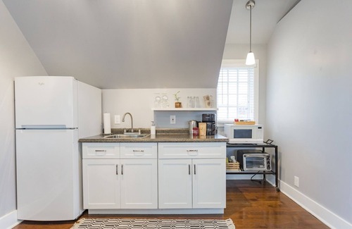 Belmont - Hillsboro Apartment | Charming Guesthouse in Trendy 12South - Rated 9.8/10!