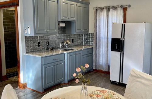 Madison House | Comfortable Guesthouse Steps from Key Amenities & Breakfast