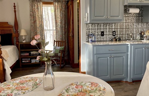 Madison House | Comfortable Guesthouse Steps from Key Amenities & Breakfast