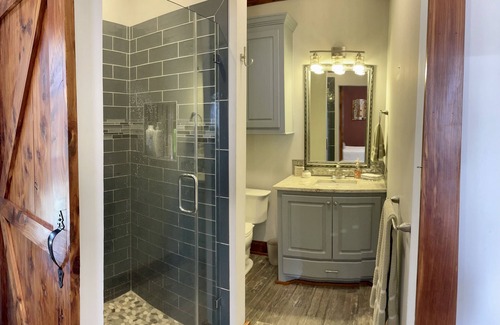 Madison House | Comfortable Guesthouse Steps from Key Amenities & Breakfast