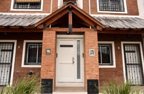 San Nicolas de los Arroyos Apartment | Inviting Cozy House: Pet-Friendly Retreat Rated 9.8/10