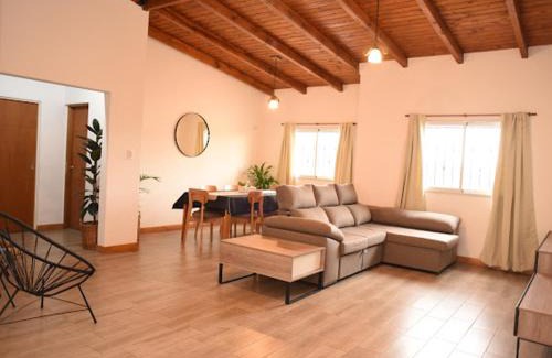 San Nicolas de los Arroyos Apartment | Inviting Cozy House: Pet-Friendly Retreat Rated 9.8/10