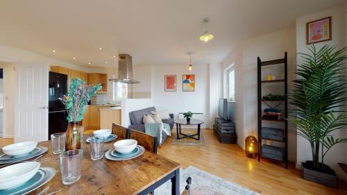 Hackney Central Apartment | Inviting Hackney Apartment for Families with Great Amenities