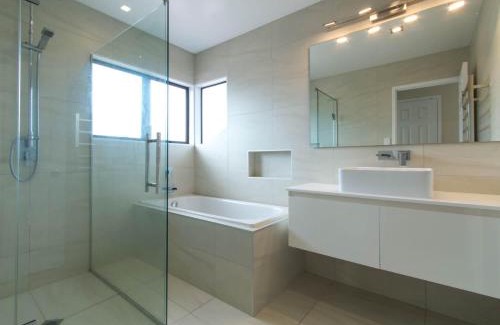 Half Moon Bay House | Inviting Half Moon Bay Homestay with Family-Friendly Amenities
