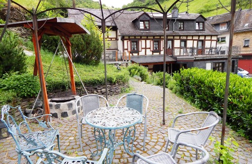 Mainz-Bingen House | Inviting Half-Timbered Retreat for Large Families & Groups