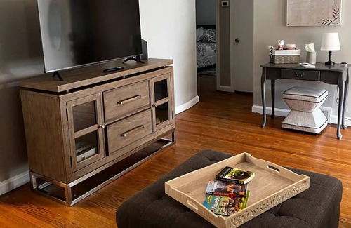 Sharon Hill House | Cozy Haven 5 mins from airport/Parking/Patio