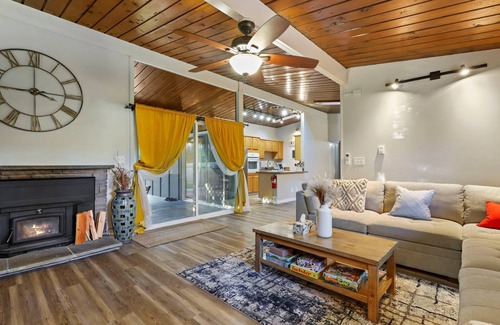 Rollingbay House | Relaxing Retreat with Hot Tub & 2 King Beds near Bangor