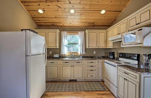Hayesville Apartment | Inviting Hayesville Couples Getaway with Marina Access