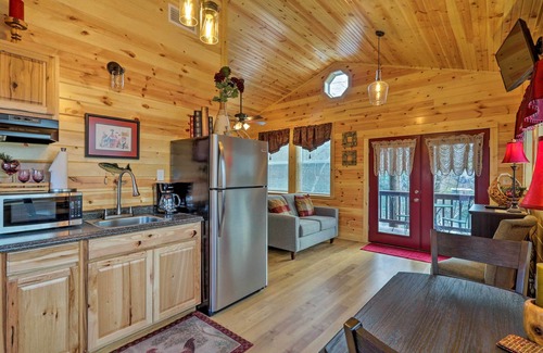 Wilburn Apartment | Pet-Friendly Heber Springs Cabin with Deck & Dock Awaits!