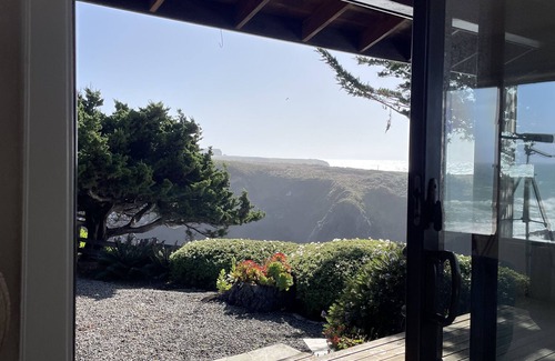 Mendocino Apartment | Idyllic Oceanfront Retreat with Spa and Breathtaking Views