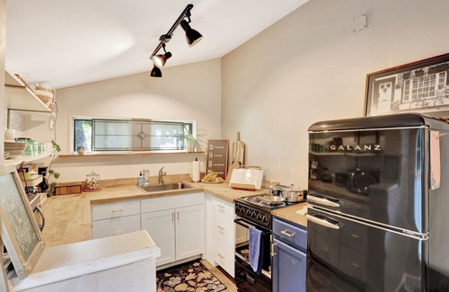 High Springs House | Historic Spring Cottage: Pet Friendly with Spa & Hot Tub