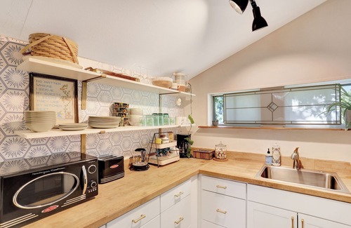High Springs House | Historic Spring Cottage: Pet Friendly with Spa & Hot Tub