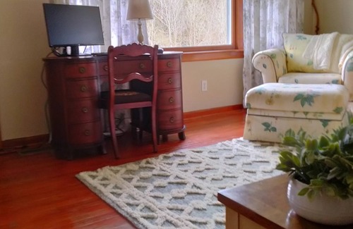 Pleasant Shade House | Inviting Hillside Retreat- Adventure Awaits in Comfort!