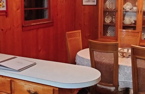 Pleasant Shade House | Inviting Hillside Retreat- Adventure Awaits in Comfort!