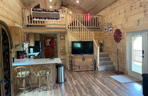 Richland Center Cabin | Inviting Hillside Retreat with Kitchen & Pet-Friendly Amenities