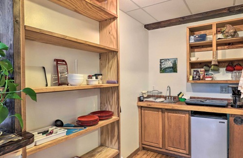 Marshall Apartment | Welcoming 'Hilltop Hideaway' - Ideal for Asheville Getaways!