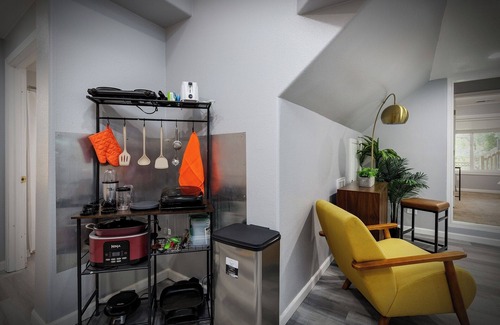 Gresham Apartment | Cozy Hip Suite - Games Fire Pit Decks Lush Forest