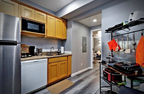 Gresham Apartment | Cozy Hip Suite - Games Fire Pit Decks Lush Forest