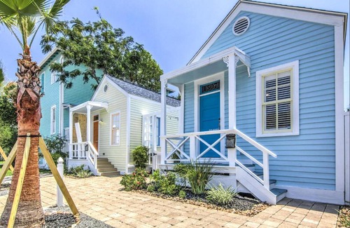 San Jacinto House | Inviting Historic Beach Cottage II with Kitchen Amenities