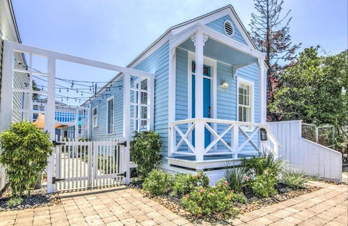 San Jacinto House | Inviting Historic Beach Cottage II with Kitchen Amenities