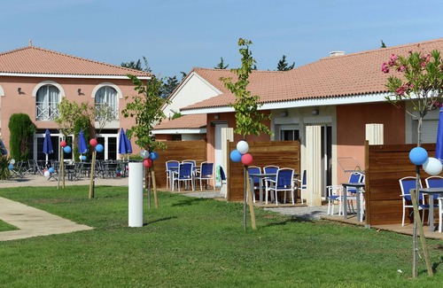 Salleles-d'Aude Villa | Cozy holiday home with terrace surrounded by vineyards