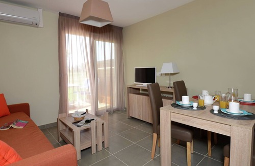 Salleles-d'Aude Villa | Cozy holiday home with terrace surrounded by vineyards
