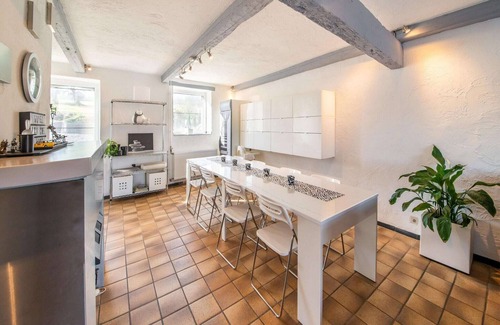 La Reid House | Inviting Holiday Home in La Reid with Whirlpool Access