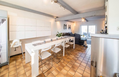 La Reid House | Inviting Holiday Home in La Reid with Whirlpool Access