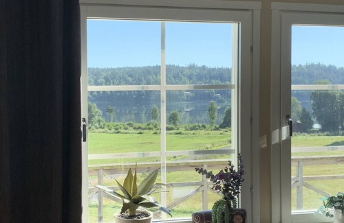 Molnbo Ski Chalet | Charming Lake View Holiday Home on Horse Farm Near Stockholm