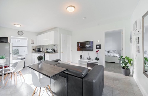 Parkside House | Inviting Hollywood Retreat with Pool and Free Parking