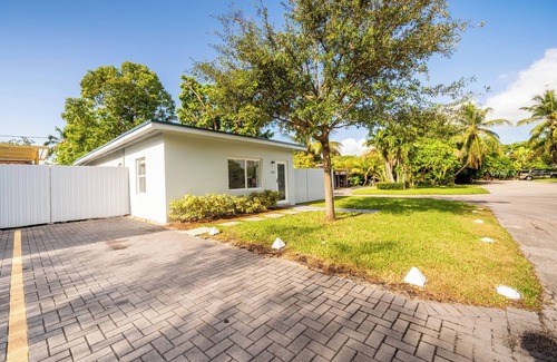 Parkside House | Inviting Hollywood Retreat with Pool and Free Parking