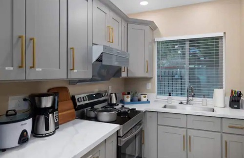 Altadena House | Beachside Retreat with Pool and Kitchen - 6 Min to Shore