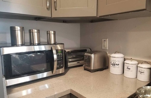 Sherwood Forest and Thistle Development House | Inviting Retreat 8 Minutes to Disneyland with Family Amenities