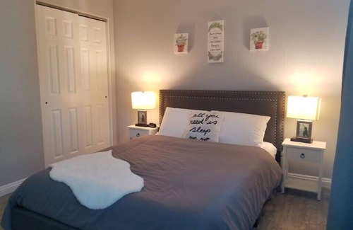 Sherwood Forest and Thistle Development House | Inviting Retreat 8 Minutes to Disneyland with Family Amenities
