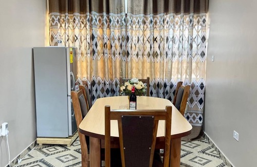 Ho Apartment | Modern Retreat: Your Clean Getaway with Pool and Spa