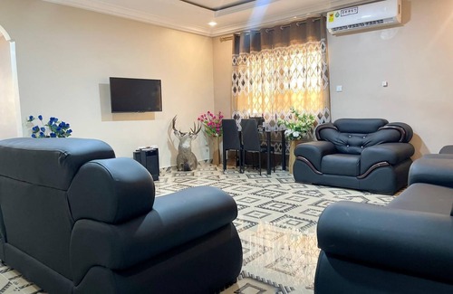 Ho Apartment | Modern Retreat: Your Clean Getaway with Pool and Spa