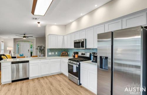 Olympic Heights House | Inviting King Bed Retreat with Pet-Friendly Comfort