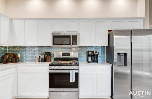 Olympic Heights House | Inviting Retreat with King Bed | Pet Friendly & Breakfast
