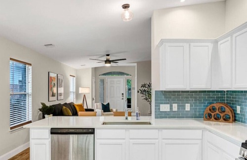 Olympic Heights House | Inviting Retreat with King Bed | Pet Friendly & Breakfast