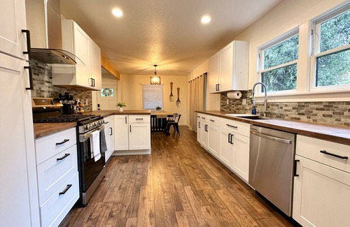 McLoughlin House | Welcoming Retreat with Ocean View & Family-Friendly Perks