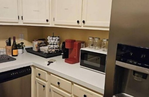 Earlewood House | Inviting Retreat Near Downtown Columbia - Pet Friendly & More