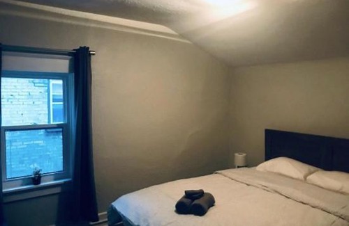 Kitchener House | Inviting Retreat Near Kitchener Downtown for Families
